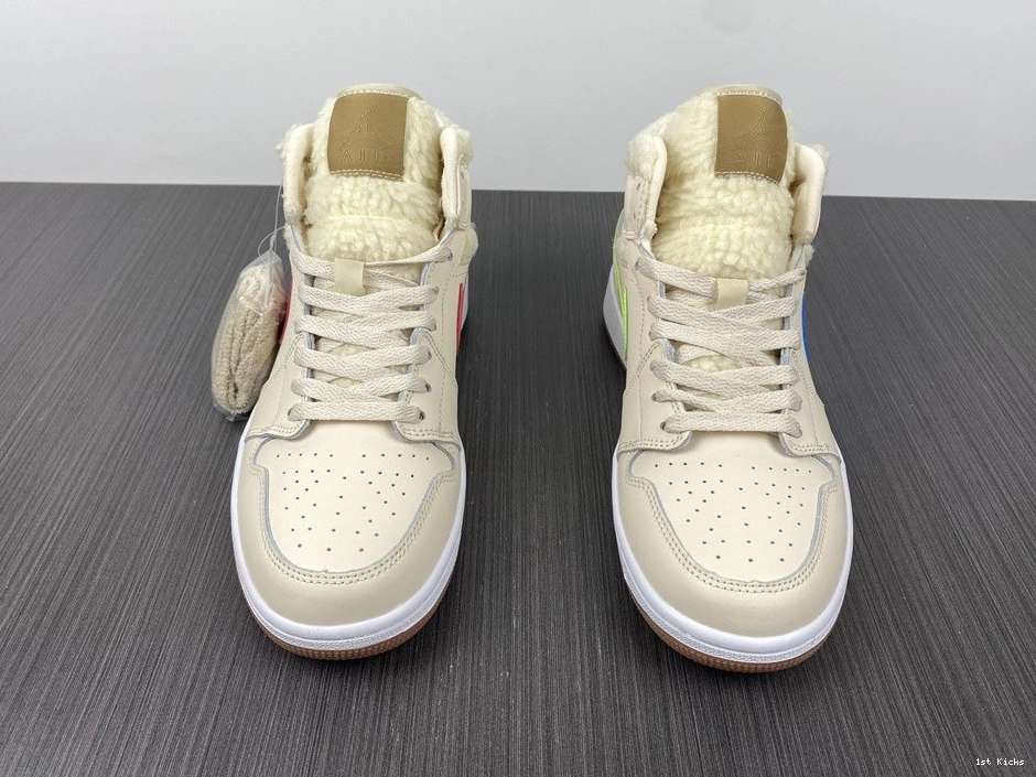 - Fleece (GS) Mid DO2207-264 Jordan White 1 Pearl 0105